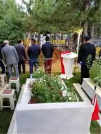 Şehit Uzman Çavuş, şehit olan kuzeninin mezarının yanına defnedildi Şehit Uzman Çavuş, şehit olan kuzeninin mezarının yanına defnedildi