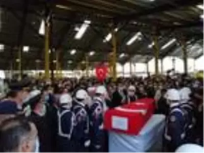 Şehit Uzman Çavuş, şehit olan kuzeninin mezarının yanına defnedildi Şehit Uzman Çavuş, şehit olan kuzeninin mezarının yanına defnedildi