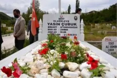 Şehit Yasin Çubuk, şehadetinin yıldönümünde kabri başında anıldı Şehit Yasin Çubuk, şehadetinin yıldönümünde kabri başında anıldı