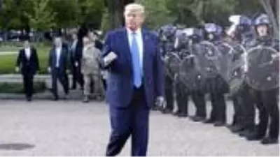 Protestoların odağındaki Trump, Beyaz Saray’dan yürüyerek ayrılarak göstericilere meydan okudu