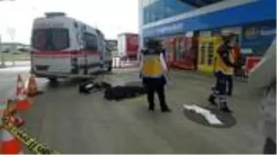Silahlı saldırgan, göğsünden vurduğu adamı ölüme terk ederek otomobilini alıp kaçtı Silahlı saldırgan, göğsünden vurduğu adamı ölüme terk ederek otomobilini alıp kaçtı