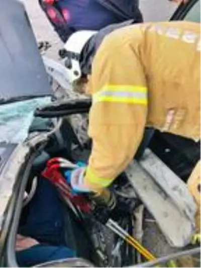 Silivri'de otomobil bariyerlere çarptı: 6 yaralı Silivri'de otomobil bariyerlere çarptı: 6 yaralı