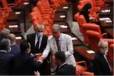 TBMM Genel Kurulu'nda 48 gün sonra 'maskeli' oturum TBMM Genel Kurulu'nda 48 gün sonra 'maskeli' oturum