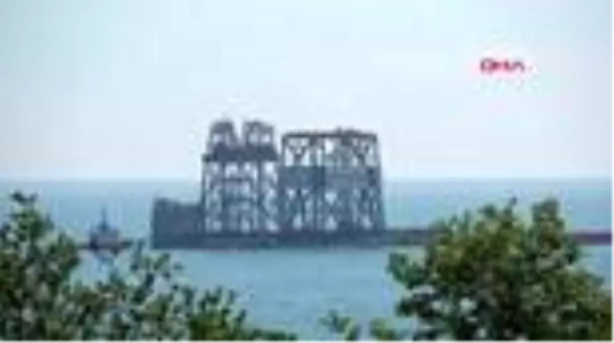 TRABZON Fatih Sondaj Gemisi'nin kuleleri, Trabzon Limanı'nda