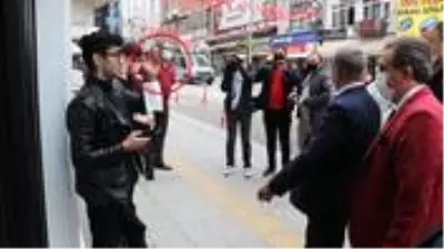 Vali’nin uyarısına rağmen maske takmayan genç, sigara içmeye devam etti