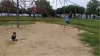 18 yaş altı çocuklar parklarda ve yeşil alanlarda eğlendi (3) 18 yaş altı çocuklar parklarda ve yeşil alanlarda eğlendi (3)
