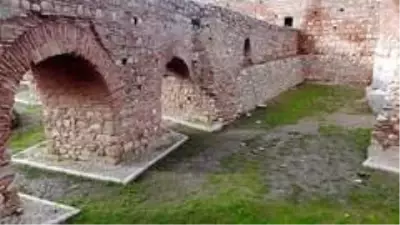 2 Bin yıllık Roma surlarını spreyle boyayıp, yanında ateş yaktılar