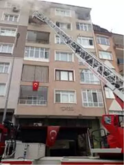 5 katlı binada çıkan yangın paniğe neden oldu 5 katlı binada çıkan yangın paniğe neden oldu