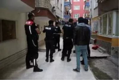 Kardeşleri ile birlikte oynarken 6. kattan düşen çocuk, hayatını kaybetti Kardeşleri ile birlikte oynarken 6. kattan düşen çocuk, hayatını kaybetti