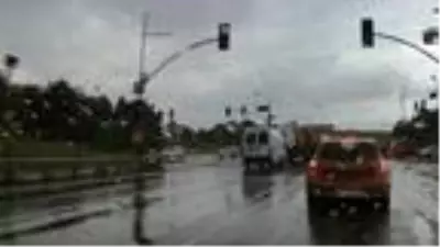Arnavutköy'de trafik ışıklarının çalışmadığı kavşaktaki kaza anı kamerada