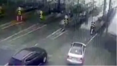 Aynı gişeden geçmek isteyen iki sürücü kazaya neden oldu Aynı gişeden geçmek isteyen iki sürücü kazaya neden oldu
