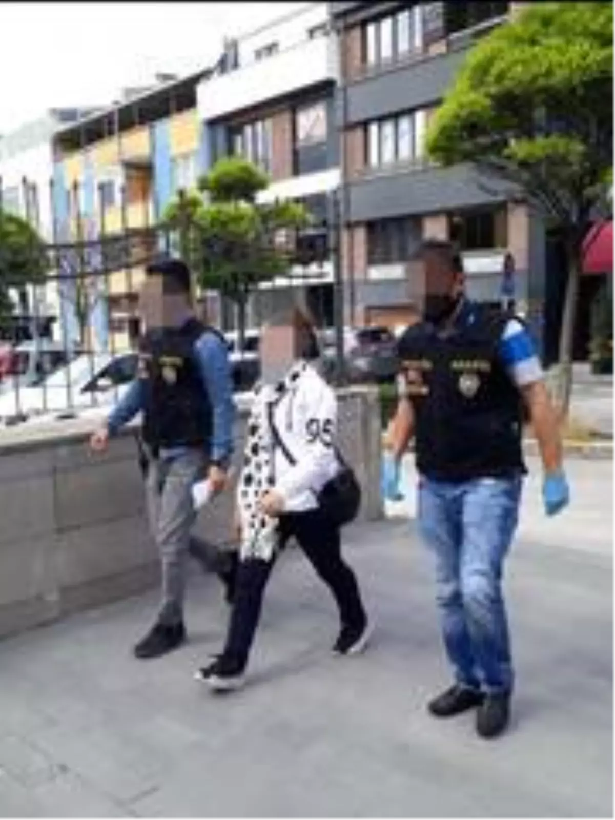 Polis, GBT'ye aldığı kadının 9 yıl hapis cezası olduğunu görünce apar topar karakola götürdü