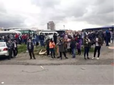 Son dakika haber | Bağcılar'da maaşlarını alamadığını iddia eden işçiler grev yaptı Son dakika haber | Bağcılar'da maaşlarını alamadığını iddia eden işçiler grev yaptı