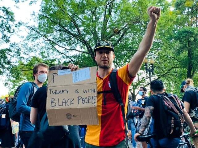 Beyaz Saray önündeki George Floyd protestosunda Galatasaray formalı Türk ilgi odağı oldu Beyaz Saray önündeki George Floyd protestosunda Galatasaray formalı Türk ilgi odağı oldu