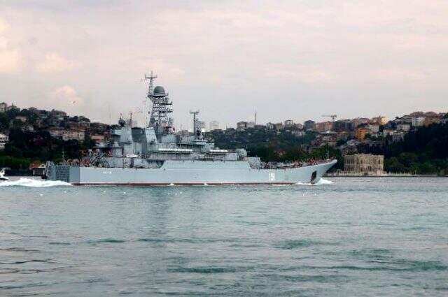 Boğaz'dan geçen Rus savaş gemisinin güvertesinde sipere yatan silahlı asker dikkat çekti Boğaz'dan geçen Rus savaş gemisinin güvertesinde sipere yatan silahlı asker dikkat çekti