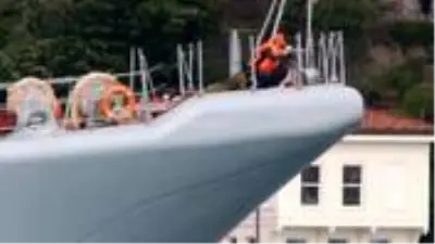 Boğaz'dan geçen Rus savaş gemisinin güvertesinde sipere yatan silahlı asker dikkat çekti Boğaz'dan geçen Rus savaş gemisinin güvertesinde sipere yatan silahlı asker dikkat çekti