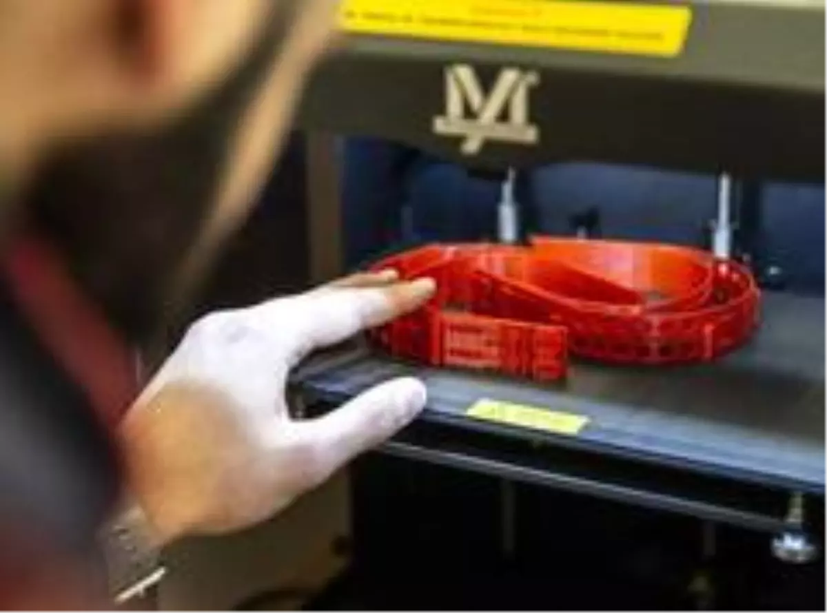 Bosna Hersekli gençler TİKA desteğiyle siperli maske üretiyor