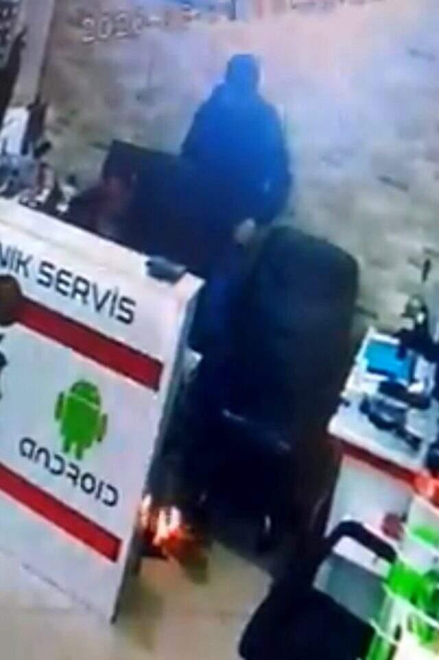 Cep telefonu bataryasının patlama anı kamerada Cep telefonu bataryasının patlama anı kamerada