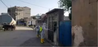 Cizre'de karantinadaki apartman ve sokaklar dezenfekte edildi Cizre'de karantinadaki apartman ve sokaklar dezenfekte edildi