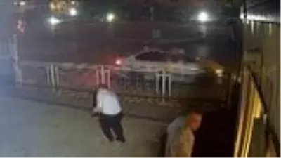Dehşete düşüren görüntüler! Kendilerini uyaran güvenlik görevlisine kurşun yağdırdılar Dehşete düşüren görüntüler! Kendilerini uyaran güvenlik görevlisine kurşun yağdırdılar