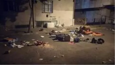 Sinir krizi geçiren baltalı adam, evdeki tüm eşyaları sokağa fırlattı