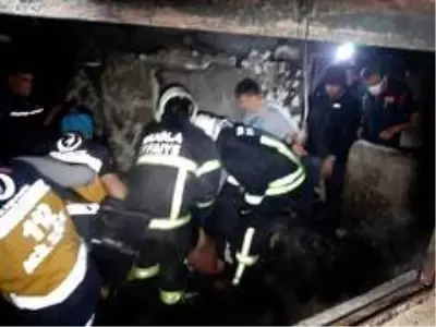 Evini ateşe verip, kendini içeriye kilitledi