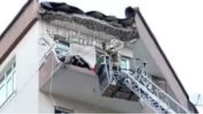 Güngören'de 5 katlı binanın balkonunda çökme meydana geldi Güngören'de 5 katlı binanın balkonunda çökme meydana geldi