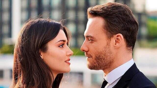 Hande Erçel ve Kerem Bürsin'in başrol oynadığı Sen Çal Kapımı dizisinin ilk fragmanı yayınlandı Hande Erçel ve Kerem Bürsin'in başrol oynadığı Sen Çal Kapımı dizisinin ilk fragmanı yayınlandı