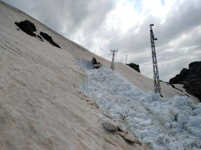 Haziran ayında 7 metre karla kaplı yolu açma çabası