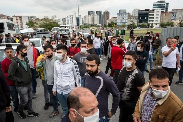 İstanbul'da sosyal mesafe unutuldu! İşçilerden tehlikeli eylem