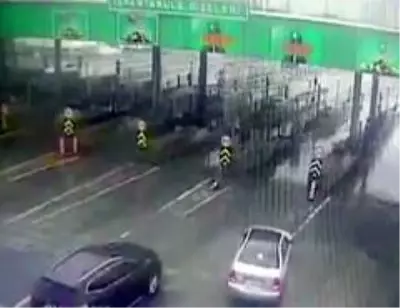 İstanbul'da inatçı sürücülerin gişede sıkıştığı kaza kamerada