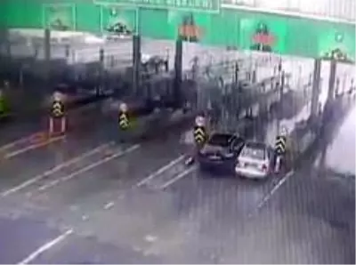 İstanbul’da inatçı sürücülerin gişede sıkıştığı kaza kamerada