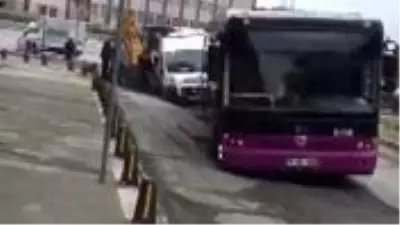 İstanbul'da İSKİ çalışması sonrası yol çöktü, belediye otobüsü yola saplandı İstanbul'da İSKİ çalışması sonrası yol çöktü, belediye otobüsü yola saplandı