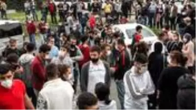 İstanbul'da sosyal mesafe unutuldu! İşçilerden tehlikeli eylem İstanbul'da sosyal mesafe unutuldu! İşçilerden tehlikeli eylem