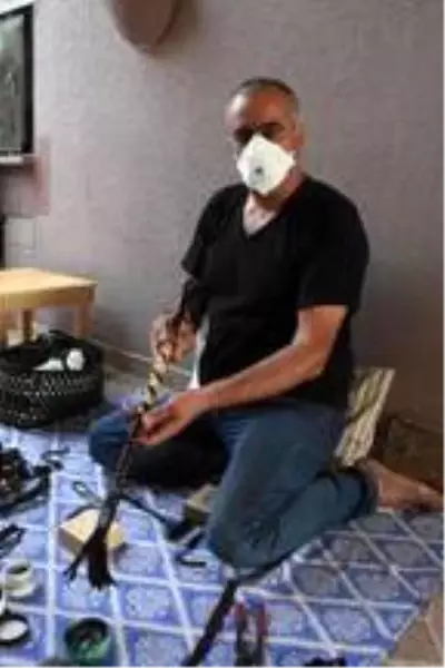Karantina günlerinde kendisi aksesuar kamçı, eşi ise cerrahi maske üretiyor