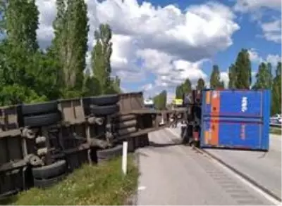 Kargo kamyonu devrildi: 2 yaralı Kargo kamyonu devrildi: 2 yaralı