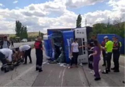 Kargo kamyonu devrildi: 2 yaralı Kargo kamyonu devrildi: 2 yaralı