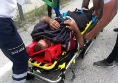 Kargo kamyonu devrildi: 2 yaralı Kargo kamyonu devrildi: 2 yaralı