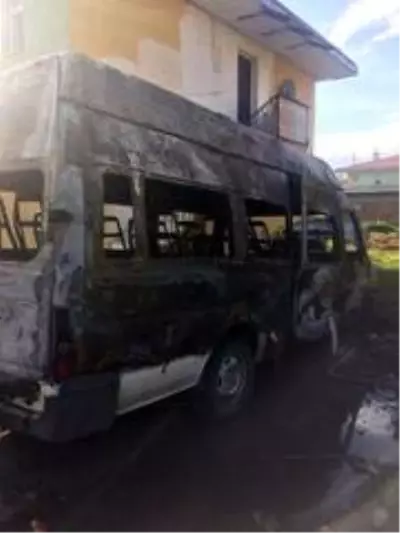 Mahalle muhtarına ait minibüs gece yarısı yandı