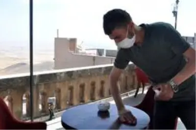 Mardin'de korona virüs tedbirlerini alan restoran ve kafeler kapılarını müşterilere açtı Mardin'de korona virüs tedbirlerini alan restoran ve kafeler kapılarını müşterilere açtı