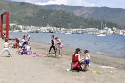 Marmaris'te çocuklar denizin ve parkların tadını çıkardı Marmaris'te çocuklar denizin ve parkların tadını çıkardı