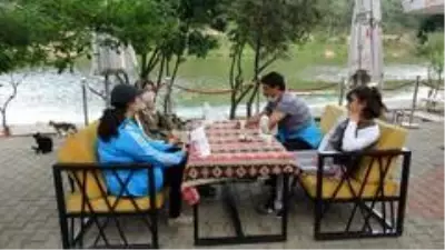 Mesire alanındaki vatandaşla ilginç diyalog: kadının dırdırından kurtulmak için kendimizi atıyoruz