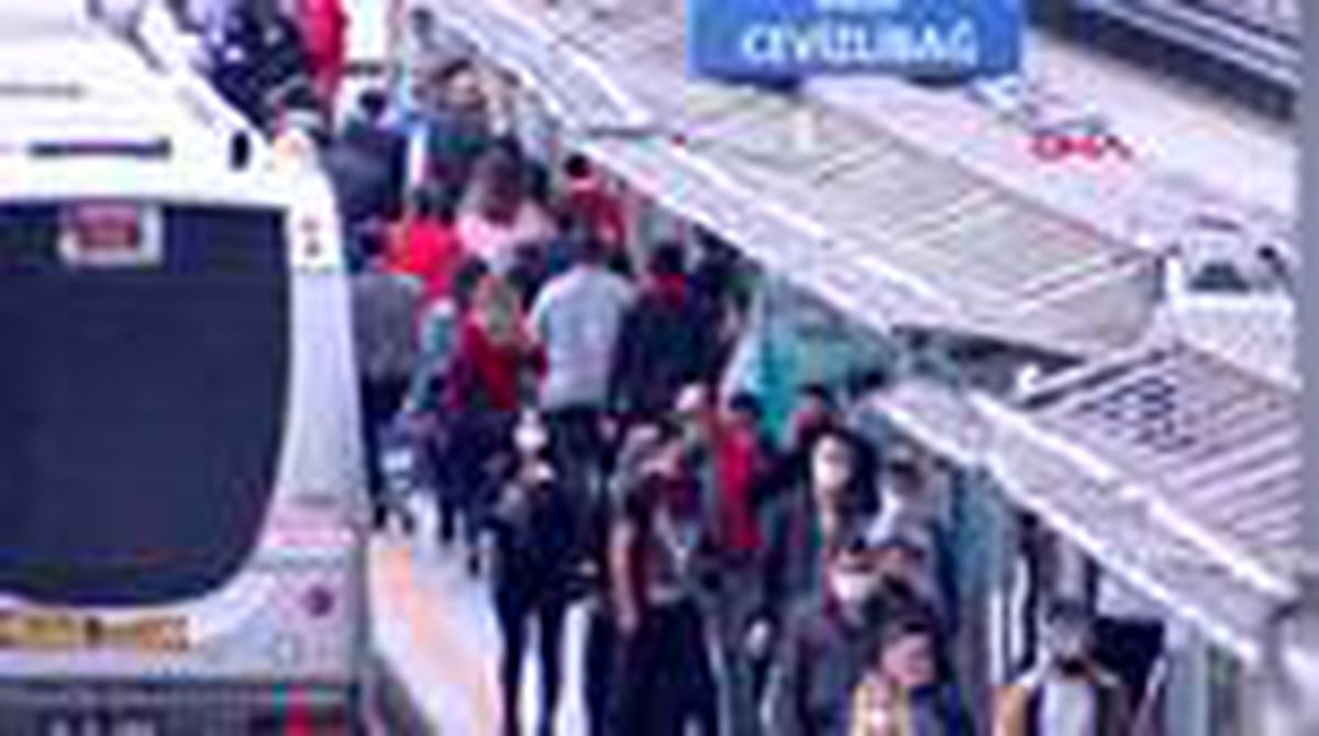 METROBÜS KALABALIĞI YOLCULARI İSYAN ETTİRDİ