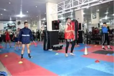 Milli sporcular salonlara kavuştu Milli sporcular salonlara kavuştu