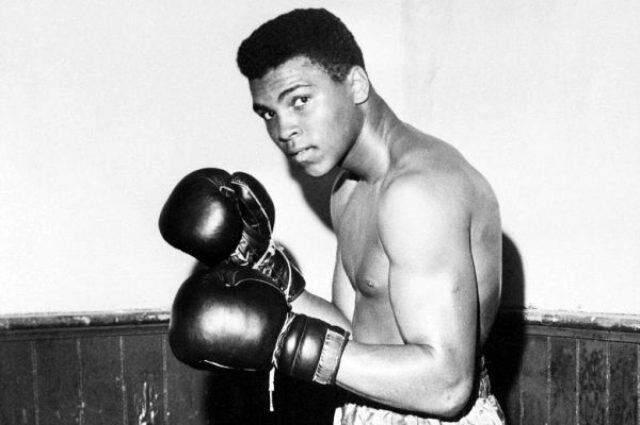 Muhammed Ali kimdir? Muhammed Ali'nin başarıları nelerdir? Amerikalı ünlü Müslüman boksör Muhammed Ali'nin hayatı ve biyografisi!