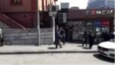 Namaz kılarken telefonunu kaptırdı Namaz kılarken telefonunu kaptırdı