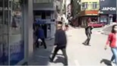Namaz kılarken telefonunu kaptırdı Namaz kılarken telefonunu kaptırdı