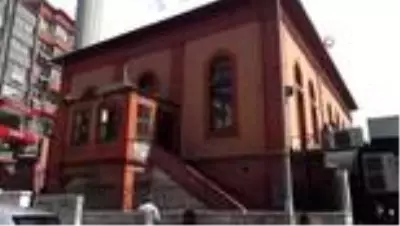 Namaz kılarken telefonunu kaptırdı Namaz kılarken telefonunu kaptırdı