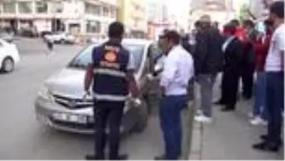 Otomobilin motor bölümüne giren engerek korkuttu