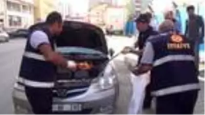 Otomobilin motor bölümüne giren zehirli engerek korkuttu